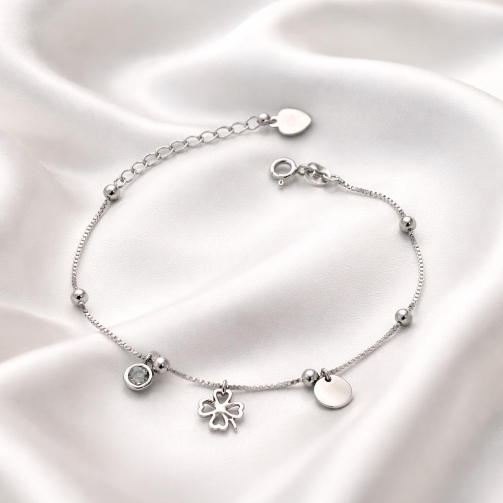 Браслет срібний з глянцевими кульками круглої форми підвіскою у вигляді конюшини та прозорим фіанітом р. 17-20 см