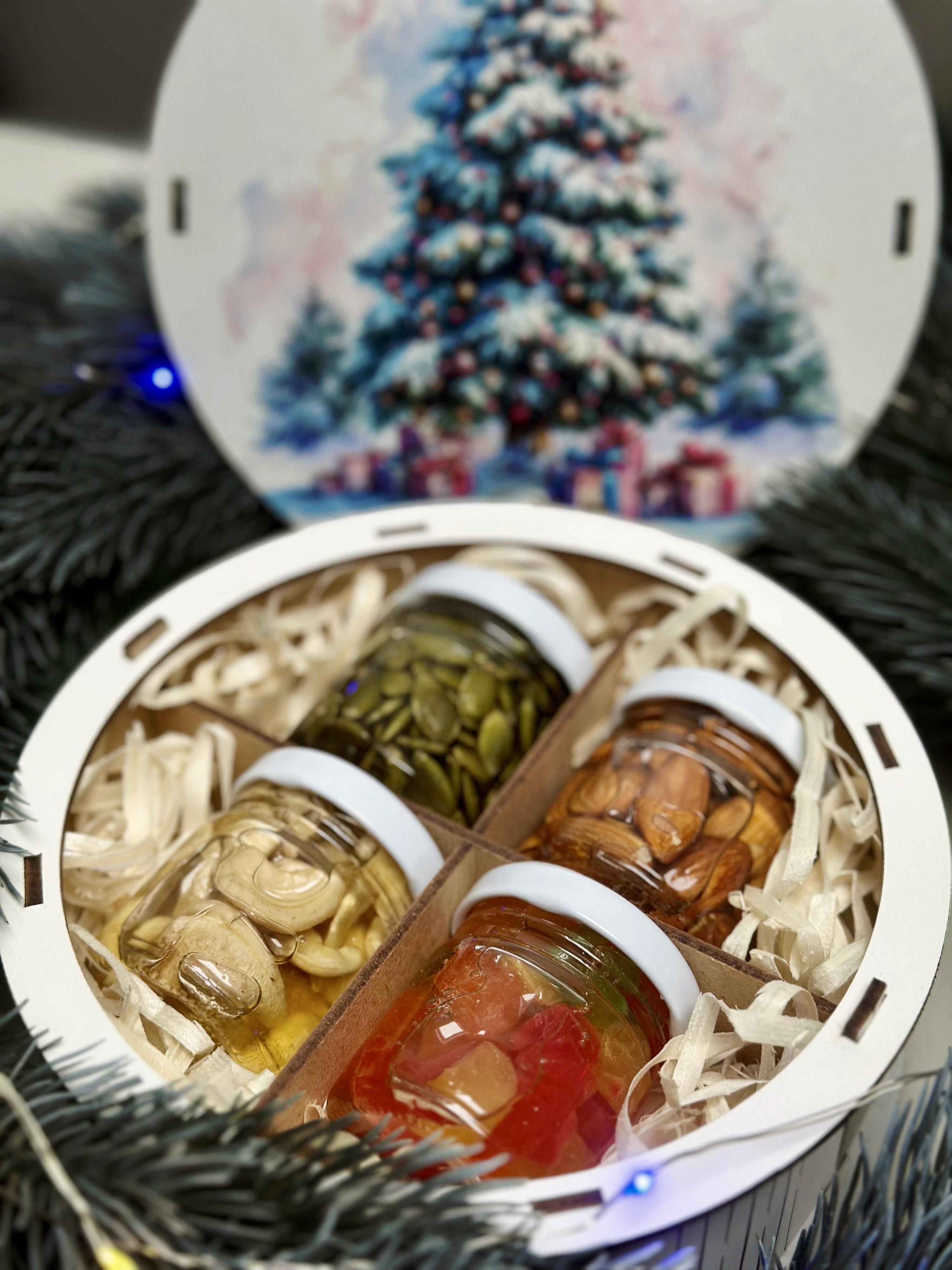 Подарунковий набір у дерев'яній коробочці до Нового року горішки в меді акації 4 баночки по 50 г