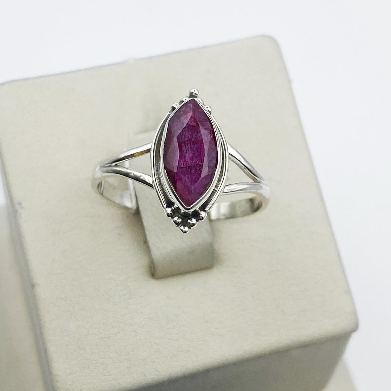 Кольцо серебряное с рубином р. 19 2,4 г (2413082846) Кольцо серебряное с рубином р. 19 2,4 г (2413082846)