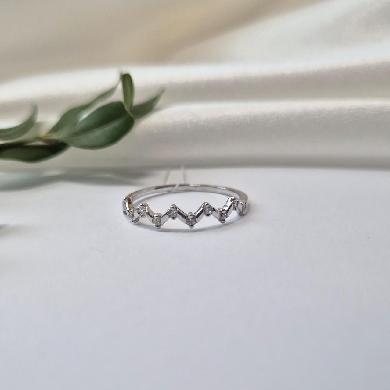 Кольцо зигзаг с белыми камнями серебро 925 пробы родированное 1,00 г р. 18,5 (4448р)