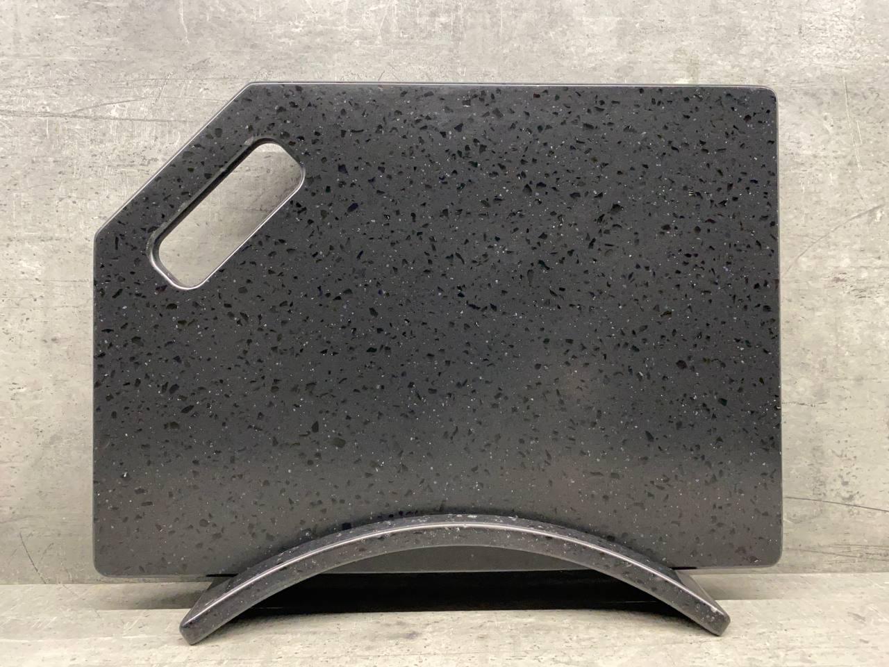 Дошка кухонна Gluttony на підставці зі штучного каменю 350x250 мм (219) Дошка кухонна Gluttony на підставці зі штучного каменю 350x250 мм (219)