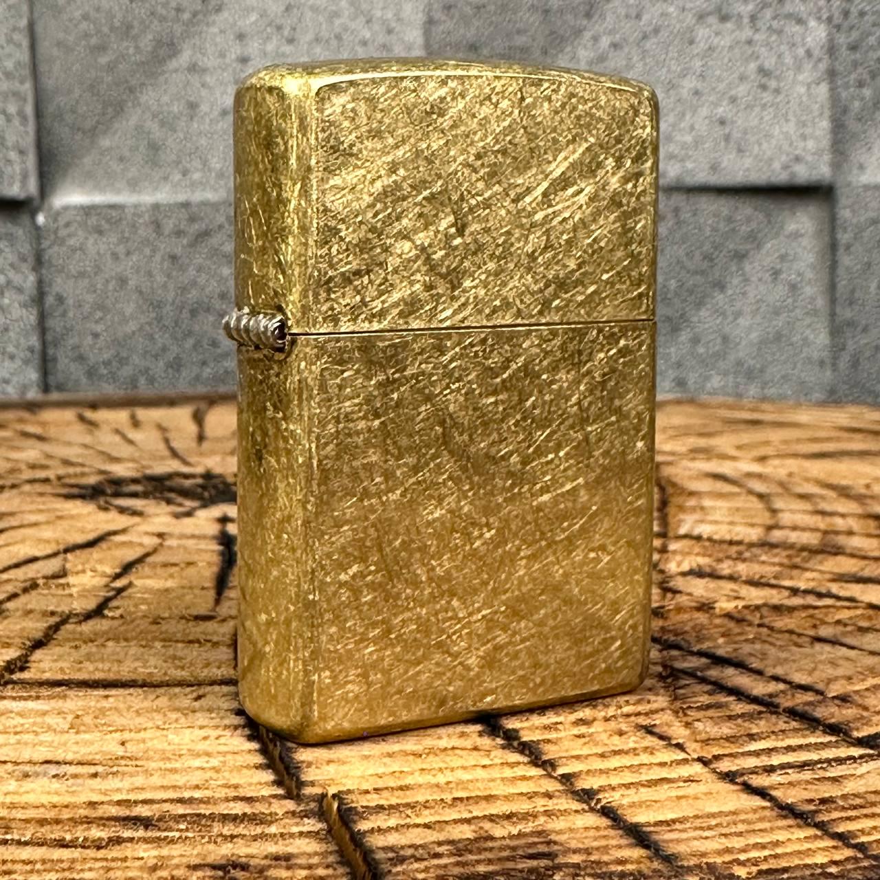 Зажигалка бензиновая ZIPPO Classic Street Brass в подарочной упаковке Зажигалка бензиновая ZIPPO Classic Street Brass в подарочной упаковке