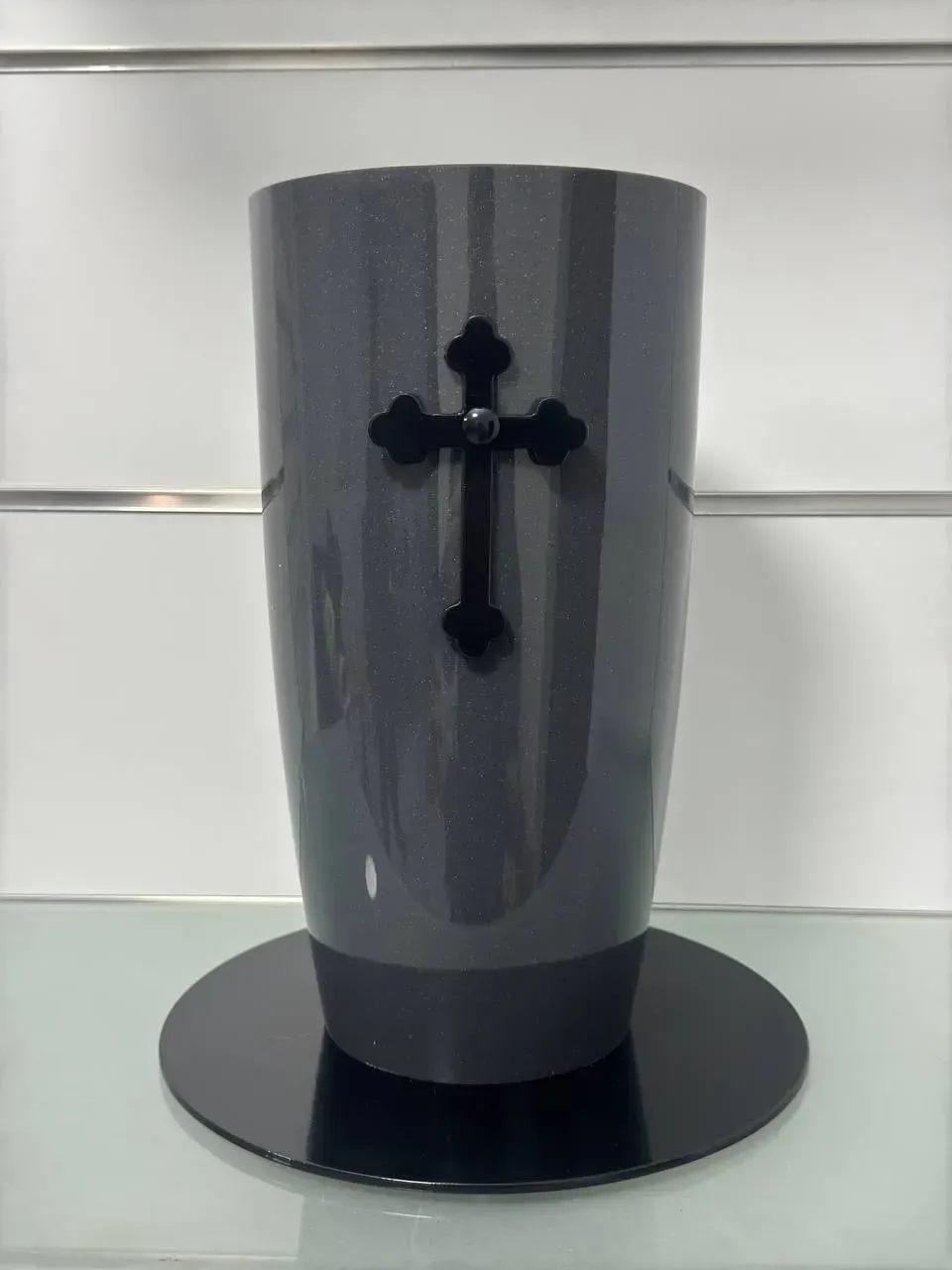 Ваза для Аллеи Героев пластиковая с металлическим крестом Гранит (V0002)