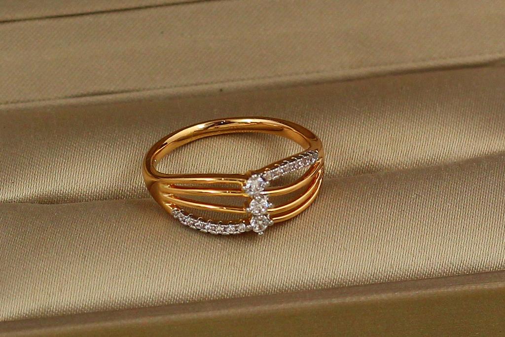 Кольцо Xuping Jewelry с родием и тремя камнями на тоненьких полосках р. 18 Золотистый (1503303195)