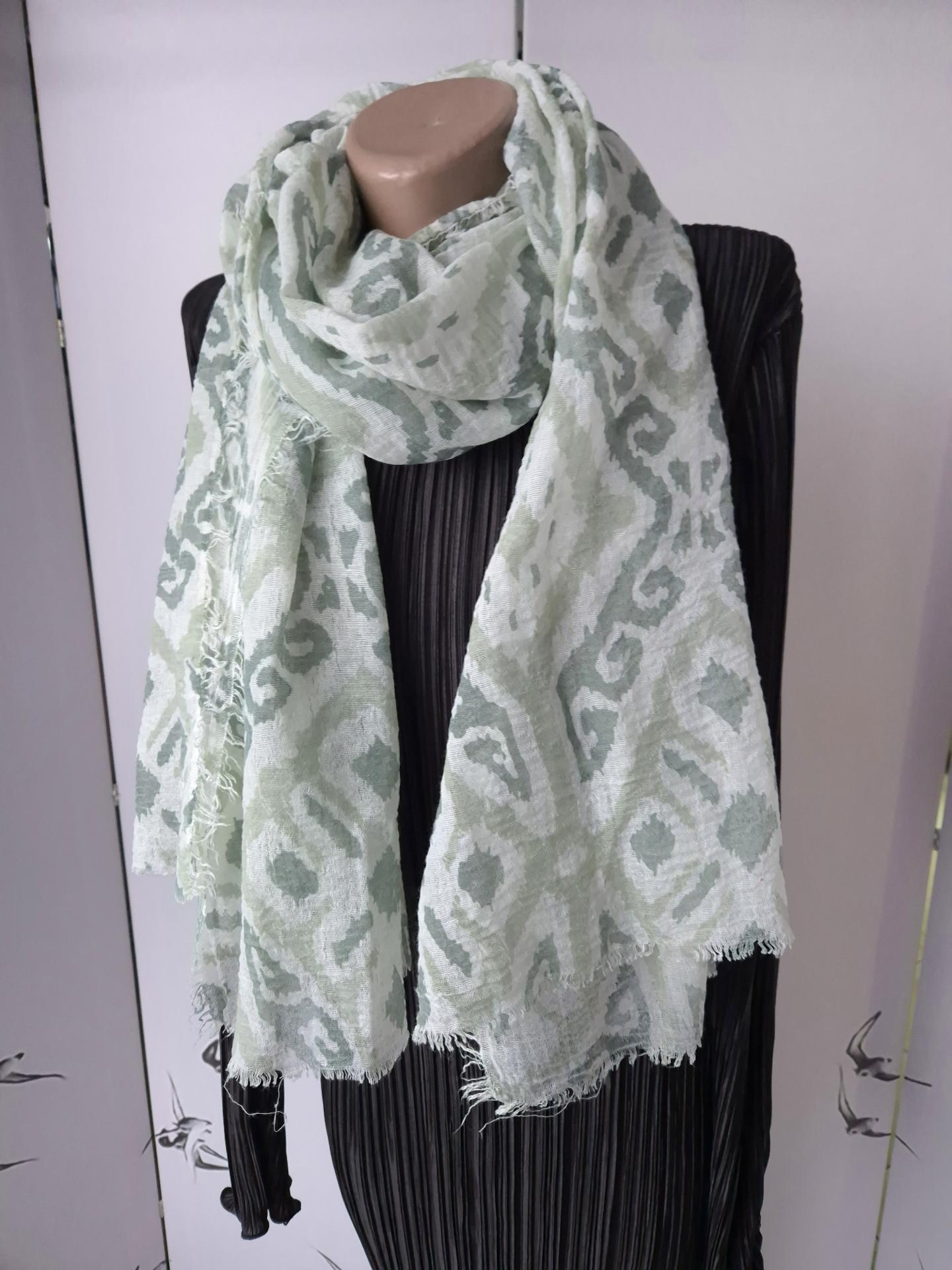 Шарф-палантин жіночий в геометричний принт весна-осінь 184х96 см Зелений (15084) - фото 6 Шарф-палантин жіночий в геометричний принт весна-осінь 184х96 см Зелений (15084) - фото 6