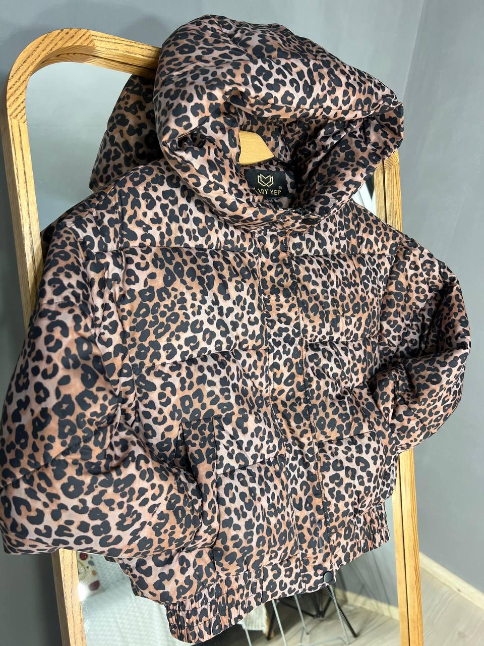 Куртка женская Lady Yep 9006 короткая с капюшоном леопардовый принт на резинке демисезонная р. 46 Коричневый (3277) - фото 9 Куртка женская Lady Yep 9006 короткая с капюшоном леопардовый принт на резинке демисезонная р. 46 Коричневый (3277) - фото 9