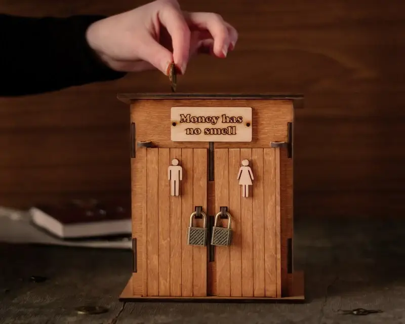 Скарбничка-туалет дерев'яна 18х14х11 см Світло-коричневий (piggy_bank) - фото 3 Скарбничка-туалет дерев'яна 18х14х11 см Світло-коричневий (piggy_bank) - фото 3