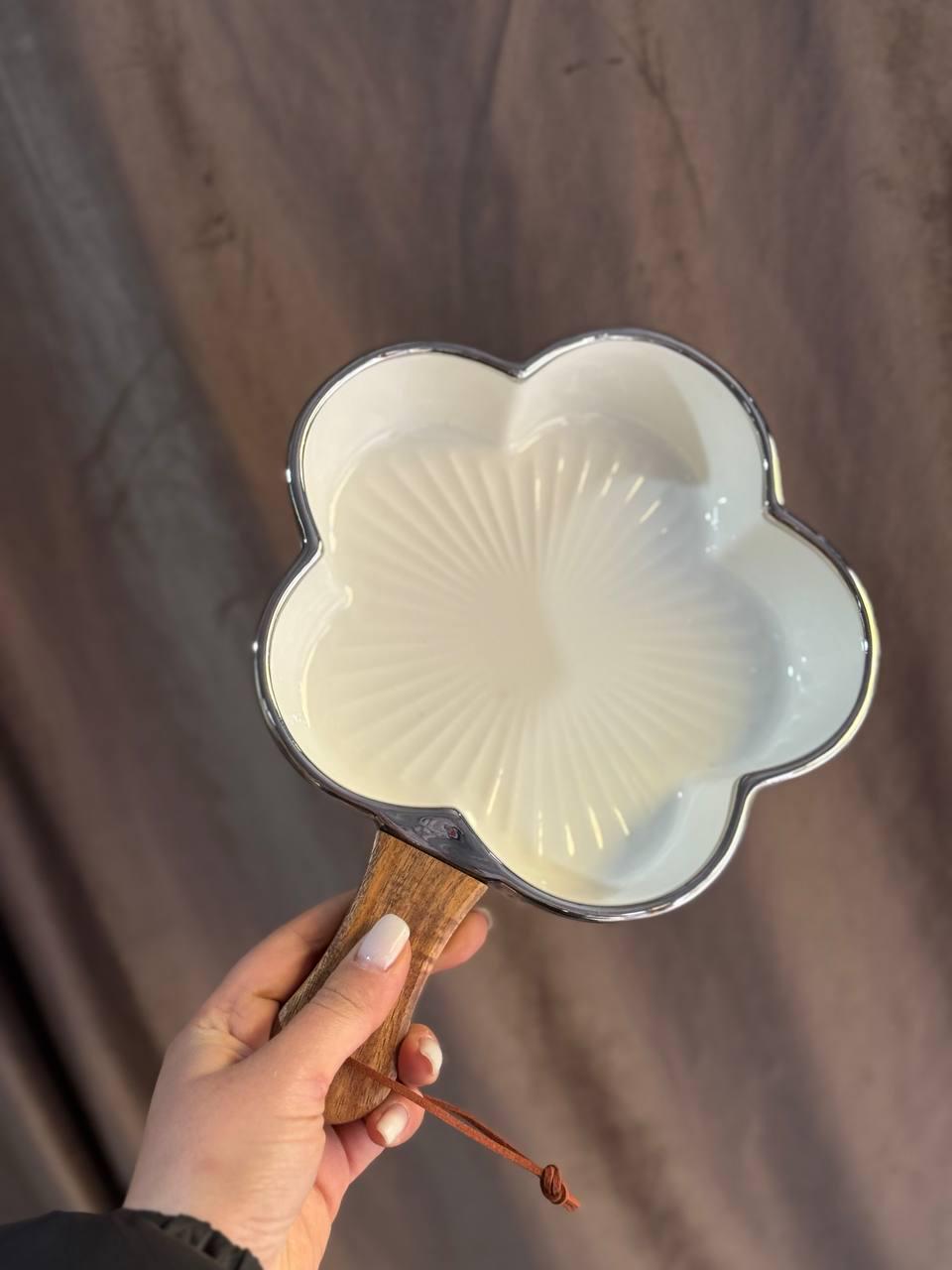 Тарелка сервировочная YIWU ZJH-15-6 фарфоровая с деревянной ручкой 700 мл Белый с серебряным (30101607) - фото 4 Тарелка сервировочная YIWU ZJH-15-6 фарфоровая с деревянной ручкой 700 мл Белый с серебряным (30101607) - фото 4