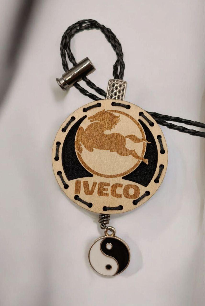 Ароматизатор для авто Iveco многоразовый из дерева/войлока и аромапарфюм 10 мл (116) Ароматизатор для авто Iveco многоразовый из дерева/войлока и аромапарфюм 10 мл (116)