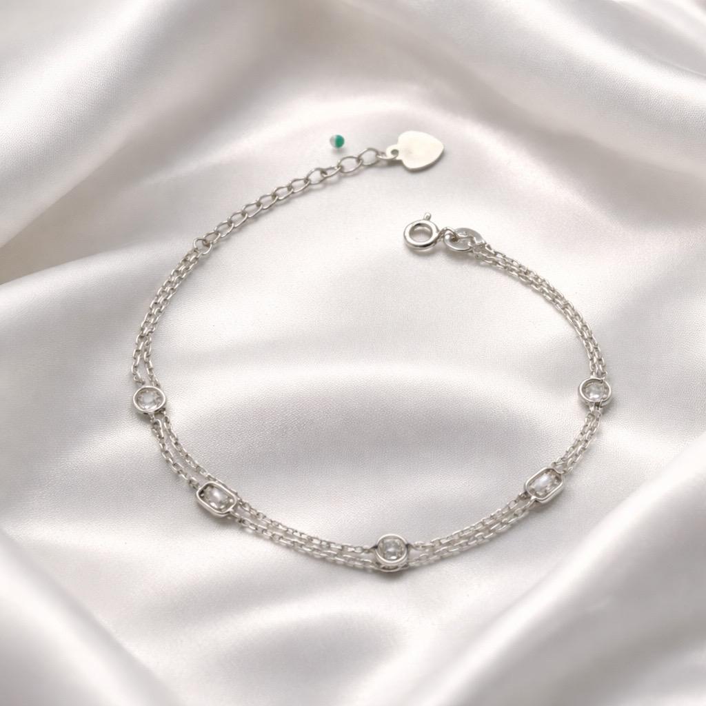 Браслет серебрянный двойной с прозрачными фианитами белого цвета круглой и прямоугольной формы в гладкой оправе р. 17-20 см