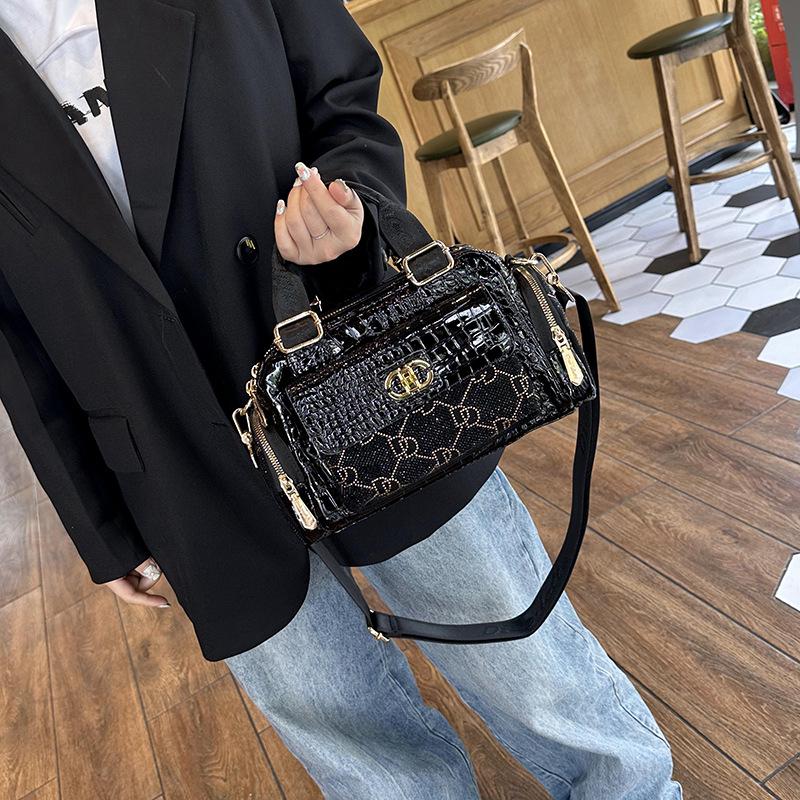 Сумка женская Smile Selling кожаная с брелоком Black (id_1276) - фото 3 Сумка женская Smile Selling кожаная с брелоком Black (id_1276) - фото 3