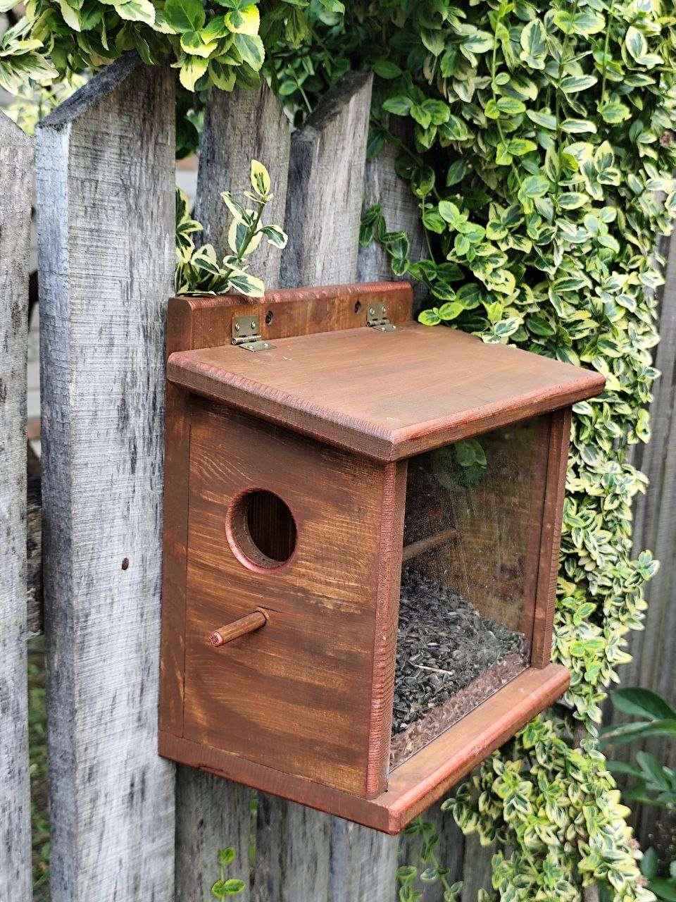 Кормушка для птиц Запутанка бункерного типа из сосновой древесины 30х30х17 см Янтарный - фото 2 Кормушка для птиц Запутанка бункерного типа из сосновой древесины 30х30х17 см Янтарный - фото 2