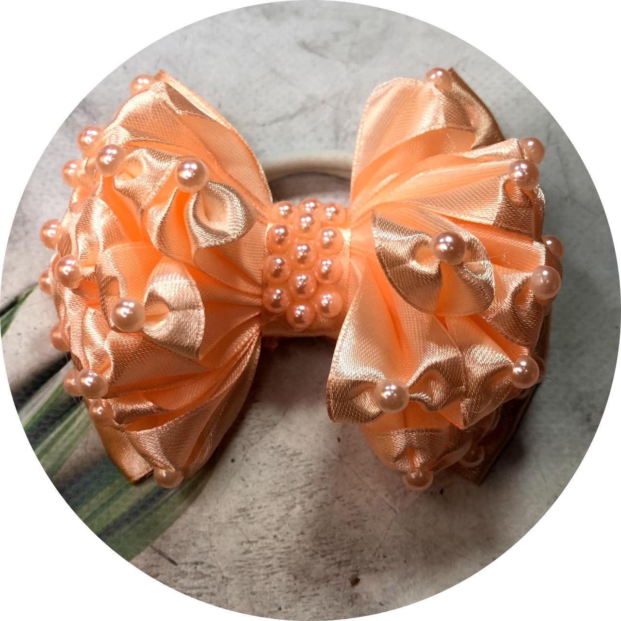 Бантик для волос детский с бусинками на резинке 11х9х6 см Персиковый (10589) Бантик для волос детский с бусинками на резинке 11х9х6 см Персиковый (10589)