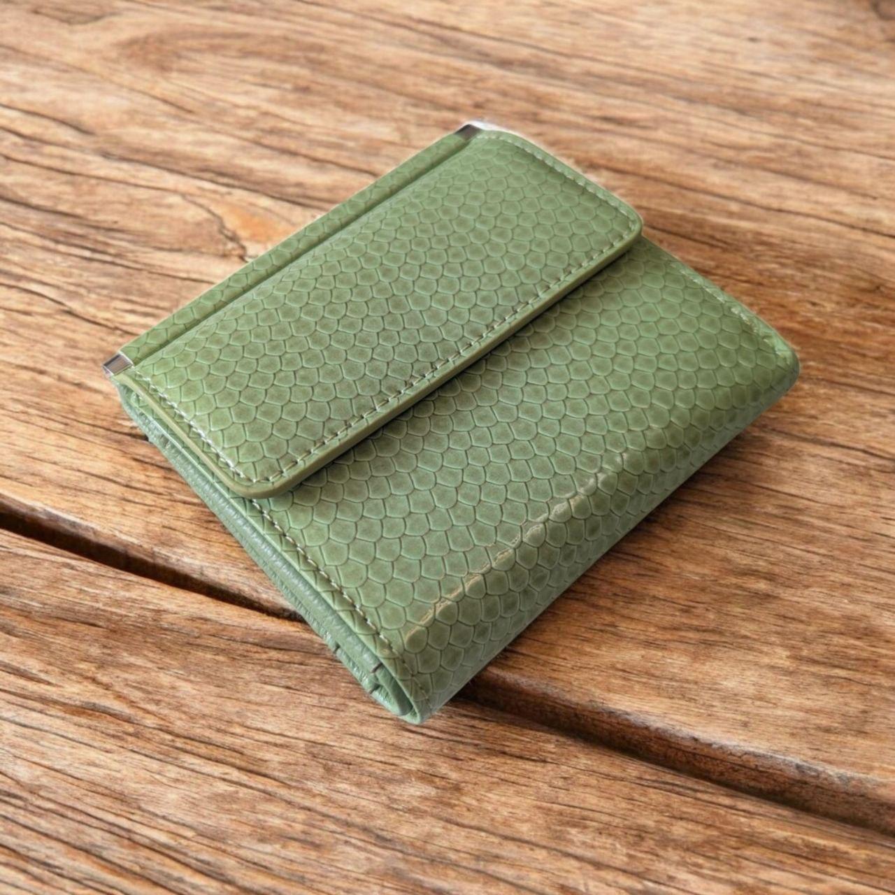 Кошелек женский лаковый маленький на кнопке с отделением для монет 11х10 см JE-1855 Салатный (JE-1855) Кошелек женский лаковый маленький на кнопке с отделением для монет 11х10 см JE-1855 Салатный (JE-1855)