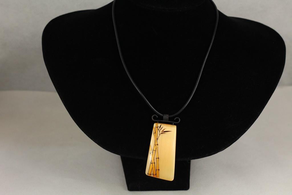 Кулон Гілка сакури з селеніту на каучуковому шнурку 45 см Сріблястий (32466881)