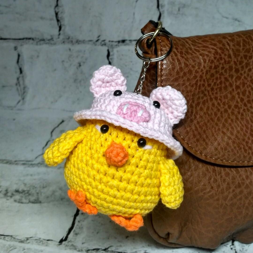 Брелок Цыпленок в шапочке вязаный ручной работы амигуруми 7х5 см Желтый (202-72)
