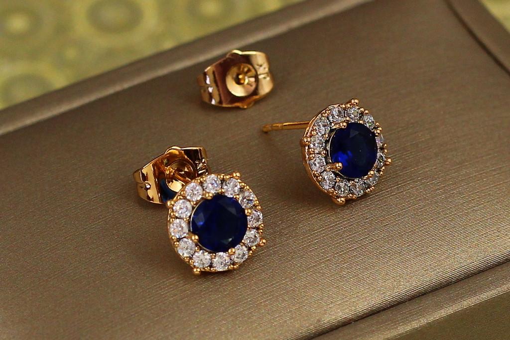 Серьги гвоздики Xuping Jewelry синий камень в ободке из фианитов 9 мм Золотистый (2265254786)