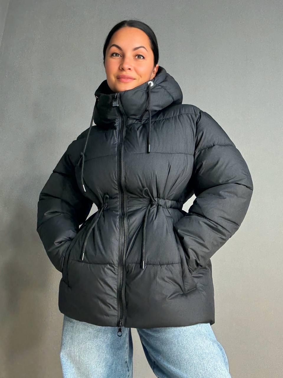 Куртка жіноча A-N 9020-1 подовжена з капюшоном і затяжкою талії р. 46 Чорний - фото 9 Куртка жіноча A-N 9020-1 подовжена з капюшоном і затяжкою талії р. 46 Чорний - фото 9