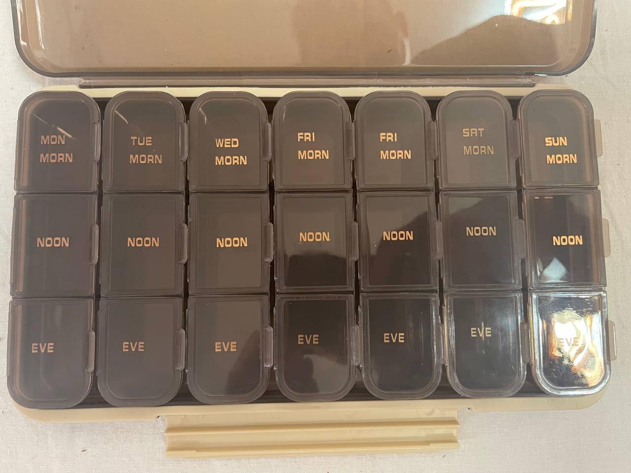Органайзер для таблеток на 7 дней пластиковый Кофейный - фото 2 Органайзер для таблеток на 7 дней пластиковый Кофейный - фото 2