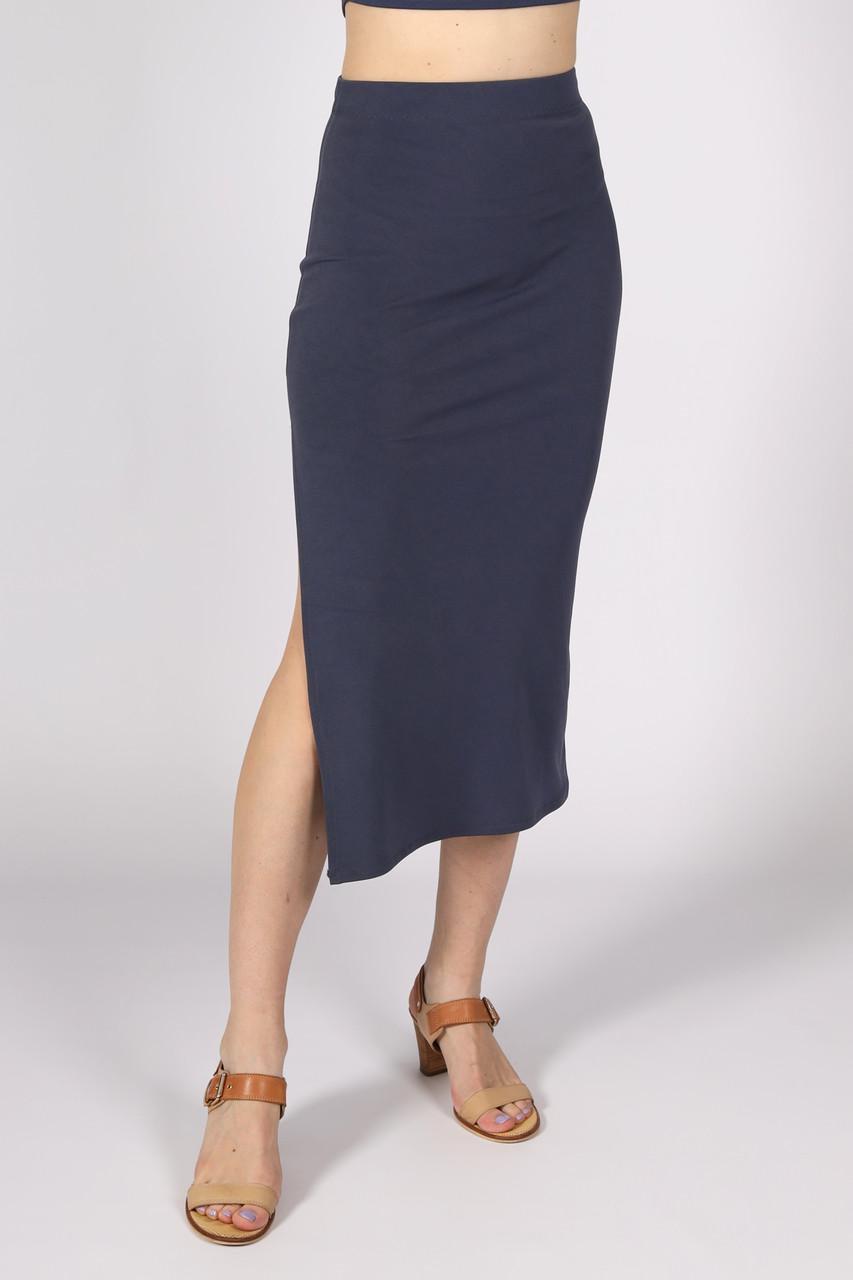 Спідниця міді жіноча нижче коліна трикотажна з розрізом збоку однотонна р. 46 Графітовий (2495211015) - фото 5