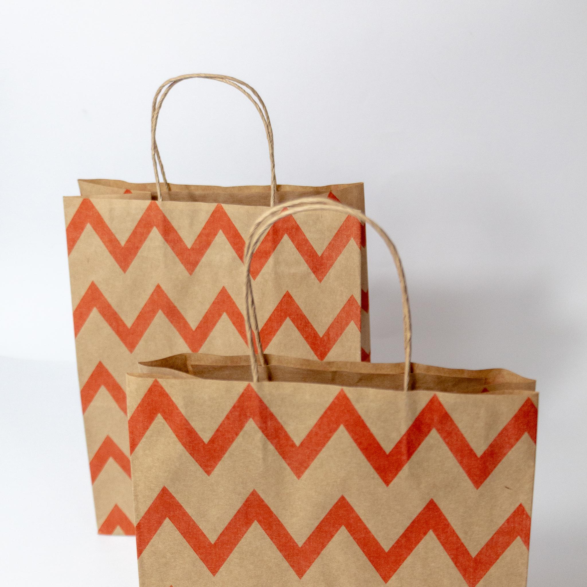 Пакет подарочный с ручками с красным орнаментом зиг-заг 210x120x290 мм 50 шт. Бурый - фото 6 Пакет подарочный с ручками с красным орнаментом зиг-заг 210x120x290 мм 50 шт. Бурый - фото 6