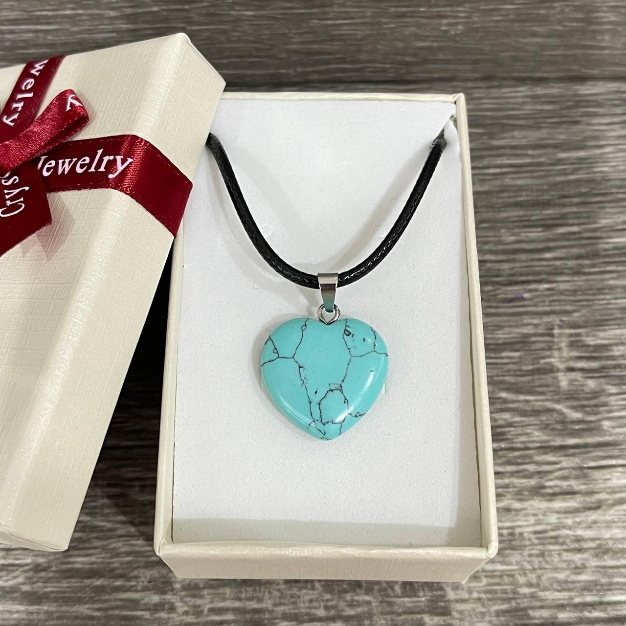 Кулон з натуральним каменем бірюза на шнурку екошовк у формі серця 19 мм (74135628)