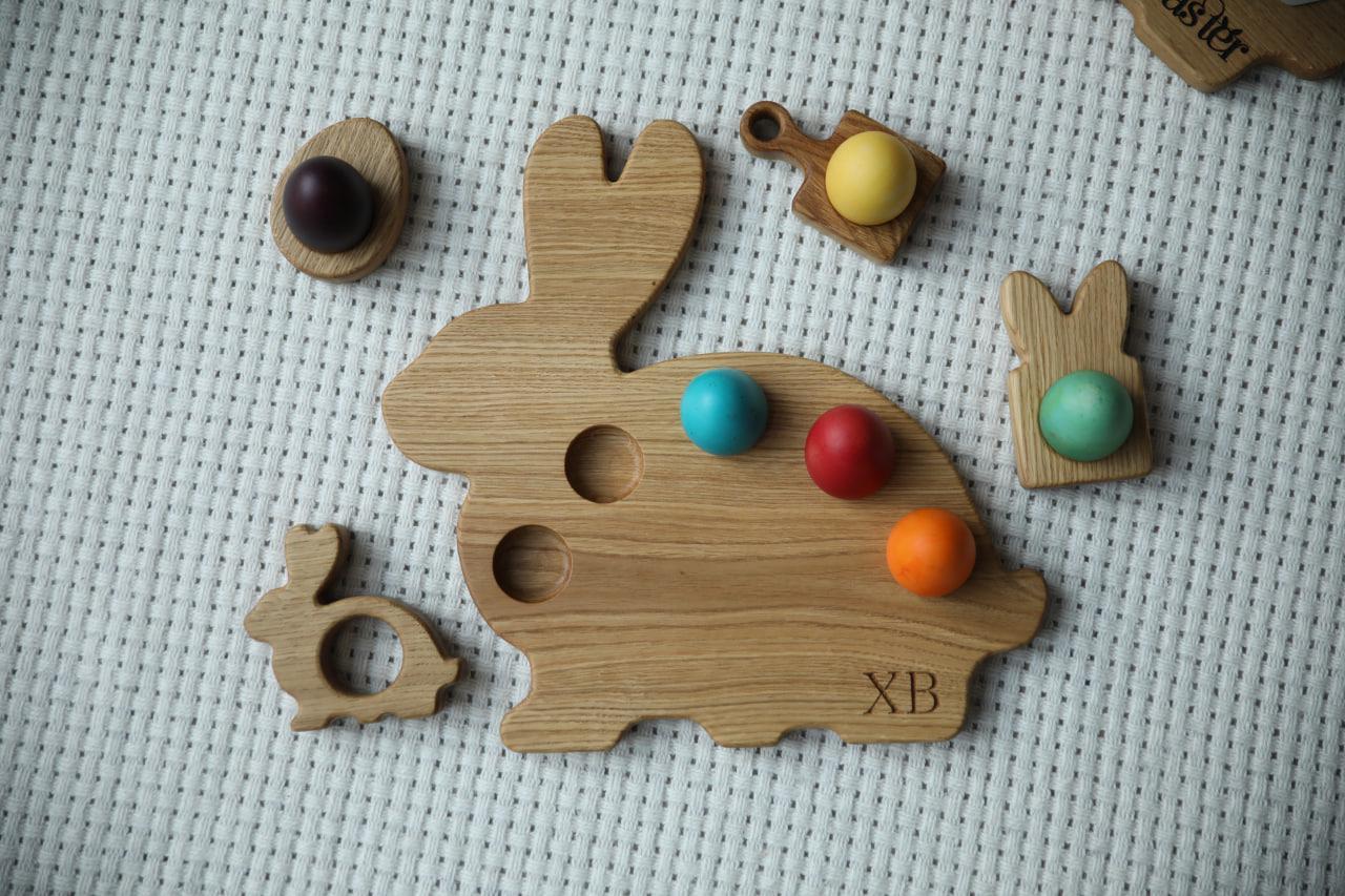 Подставка Кролик из дуба для кулича и 5 пасхальных яиц 33х32,5х2 см (WDE-11.2) - фото 6 Подставка Кролик из дуба для кулича и 5 пасхальных яиц 33х32,5х2 см (WDE-11.2) - фото 6