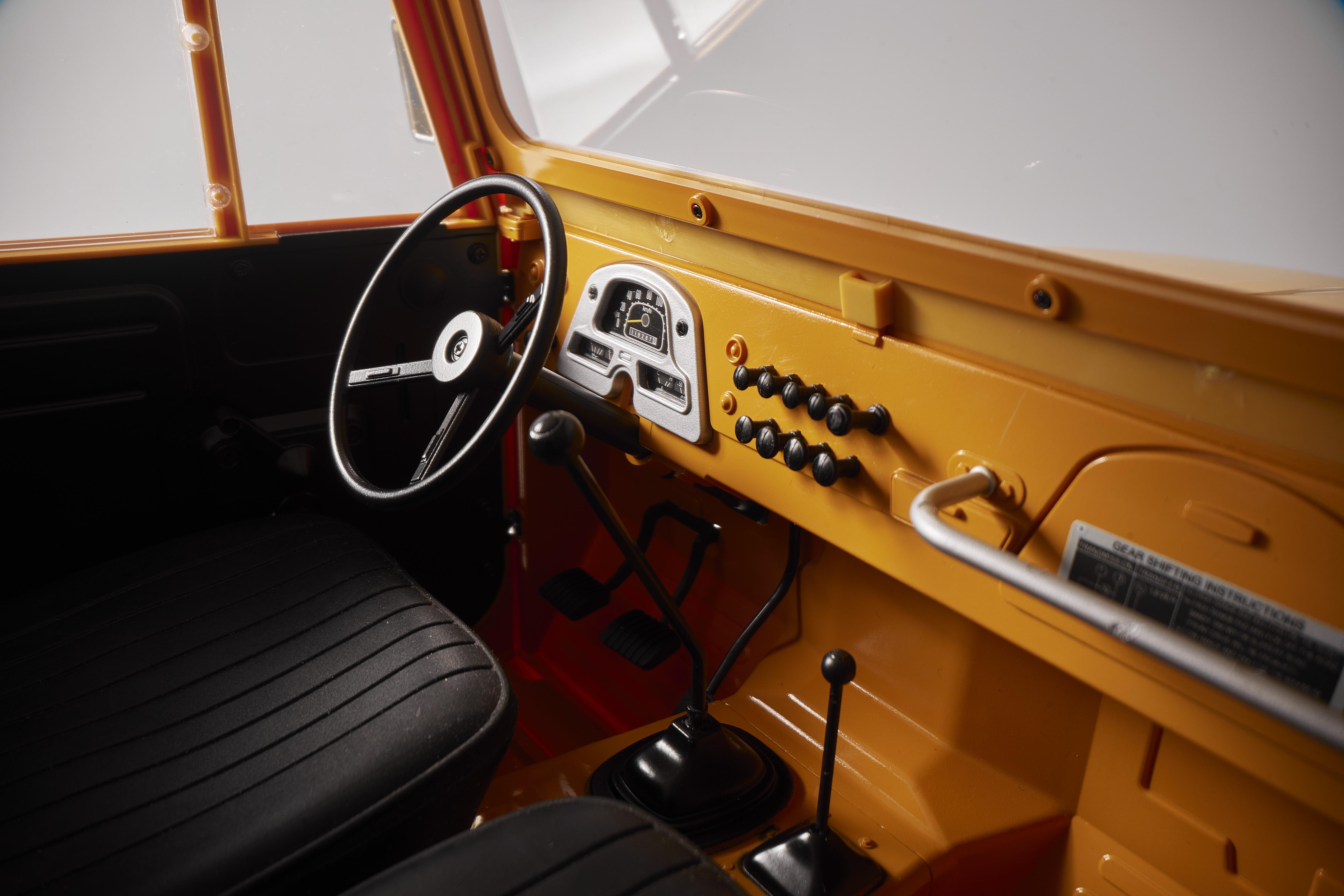 Машинка на радиоуправлении FMS 1:10 Toyota Land Cruiser FJ40 RS Yellow - фото 9 Машинка на радиоуправлении FMS 1:10 Toyota Land Cruiser FJ40 RS Yellow - фото 9