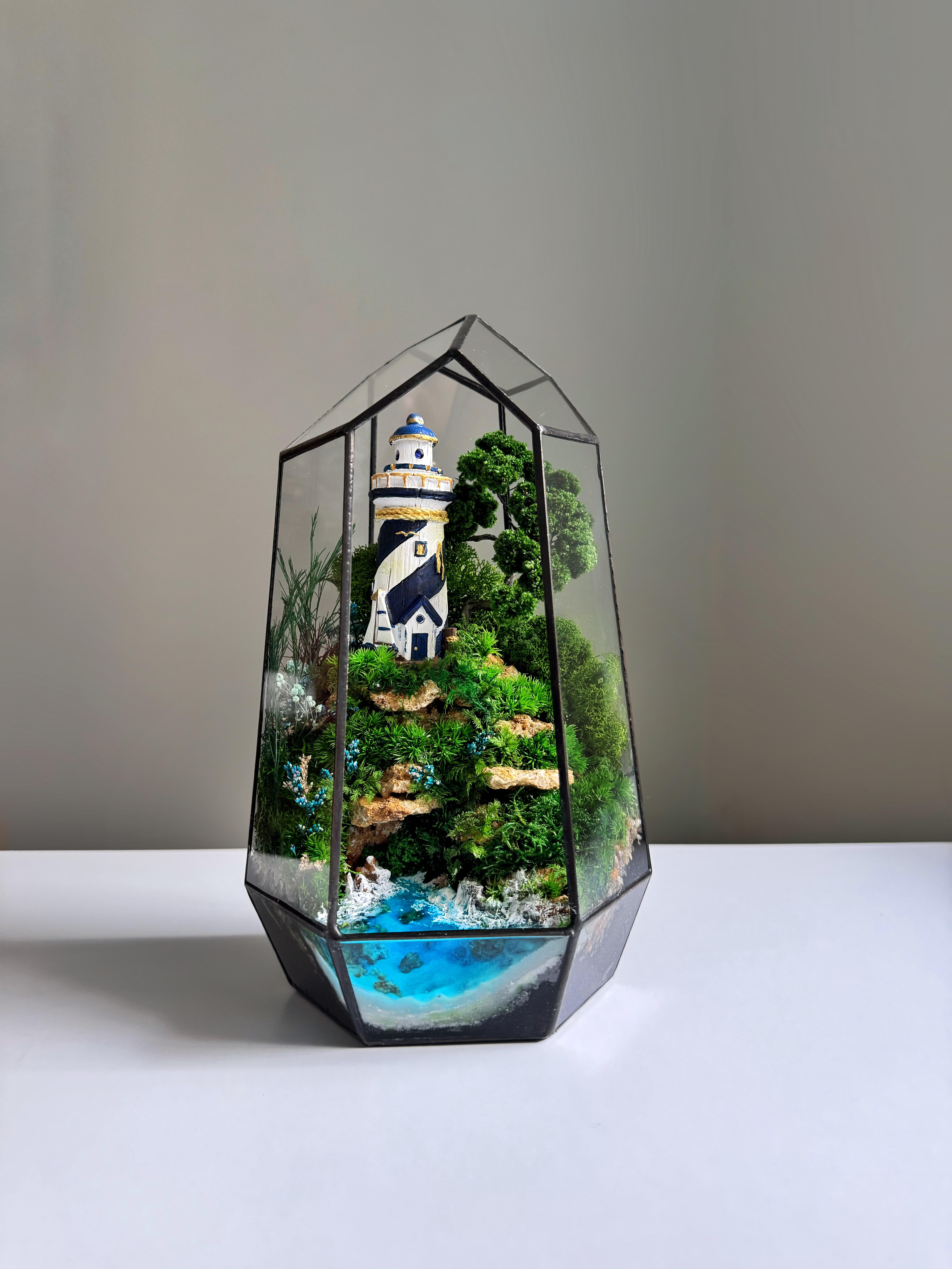 Мосариум Маяк со стабилизированным мхом и водоемом 25х13 см