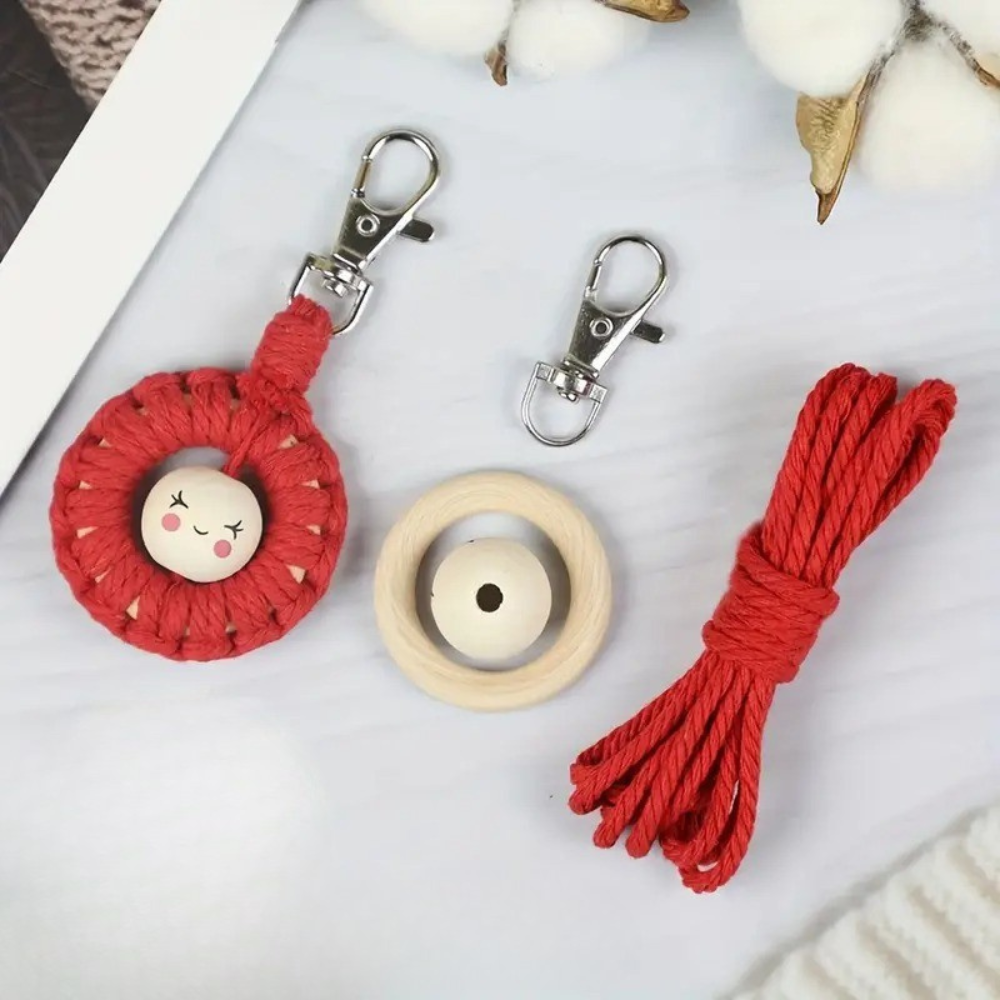 Набор макраме для рукоделия для ручного вязания брелока для ключей и аксессуаров 10х5 см Красный