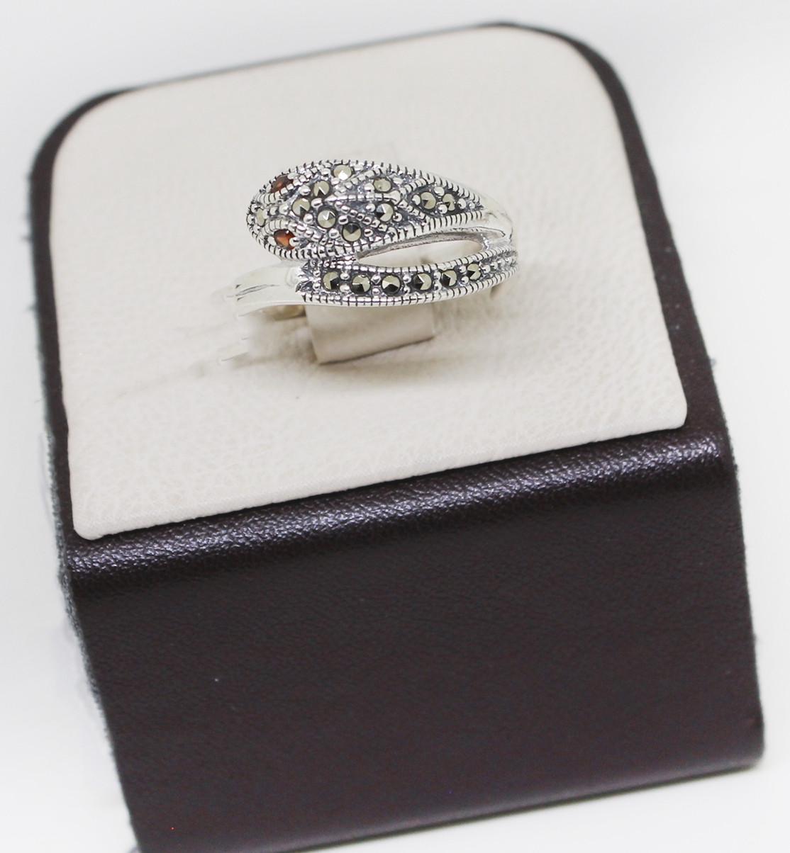 Кольцо серебряное Змея с гранатом и марказитом р. 19 5,1 г (1530712335)