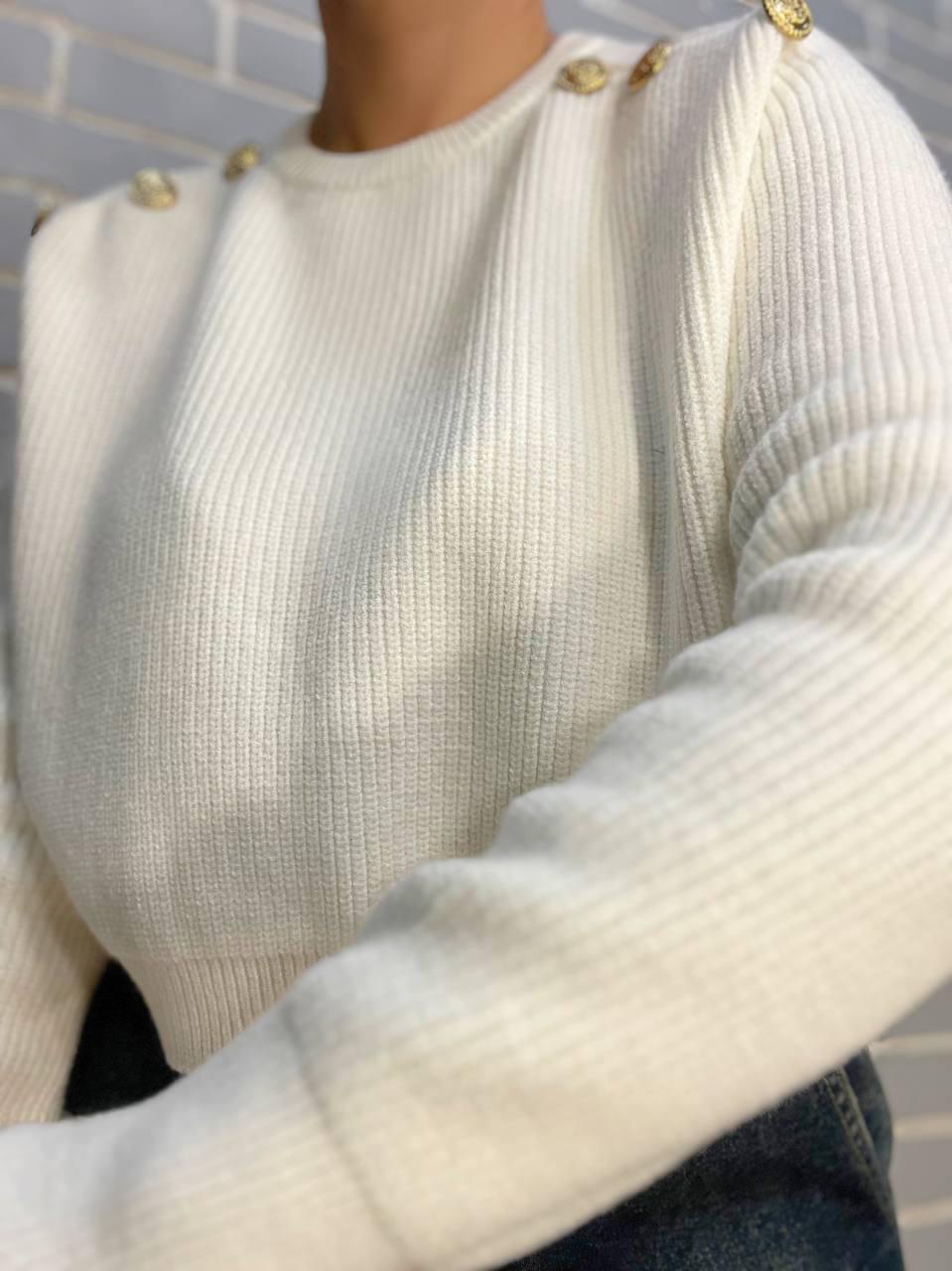 Свитер женский MIX RAY 6733 золотые пуговицы на плечах укороченный свободный OS Белый (1212) - фото 6 Свитер женский MIX RAY 6733 золотые пуговицы на плечах укороченный свободный OS Белый (1212) - фото 6