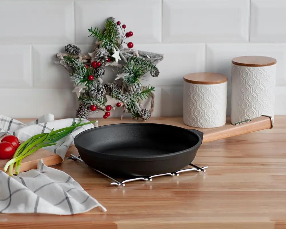 Сковорода чугунная с деревянной ручкой Brizoll Optima 24 см (O2440-P) - фото 4 Сковорода чугунная с деревянной ручкой Brizoll Optima 24 см (O2440-P) - фото 4