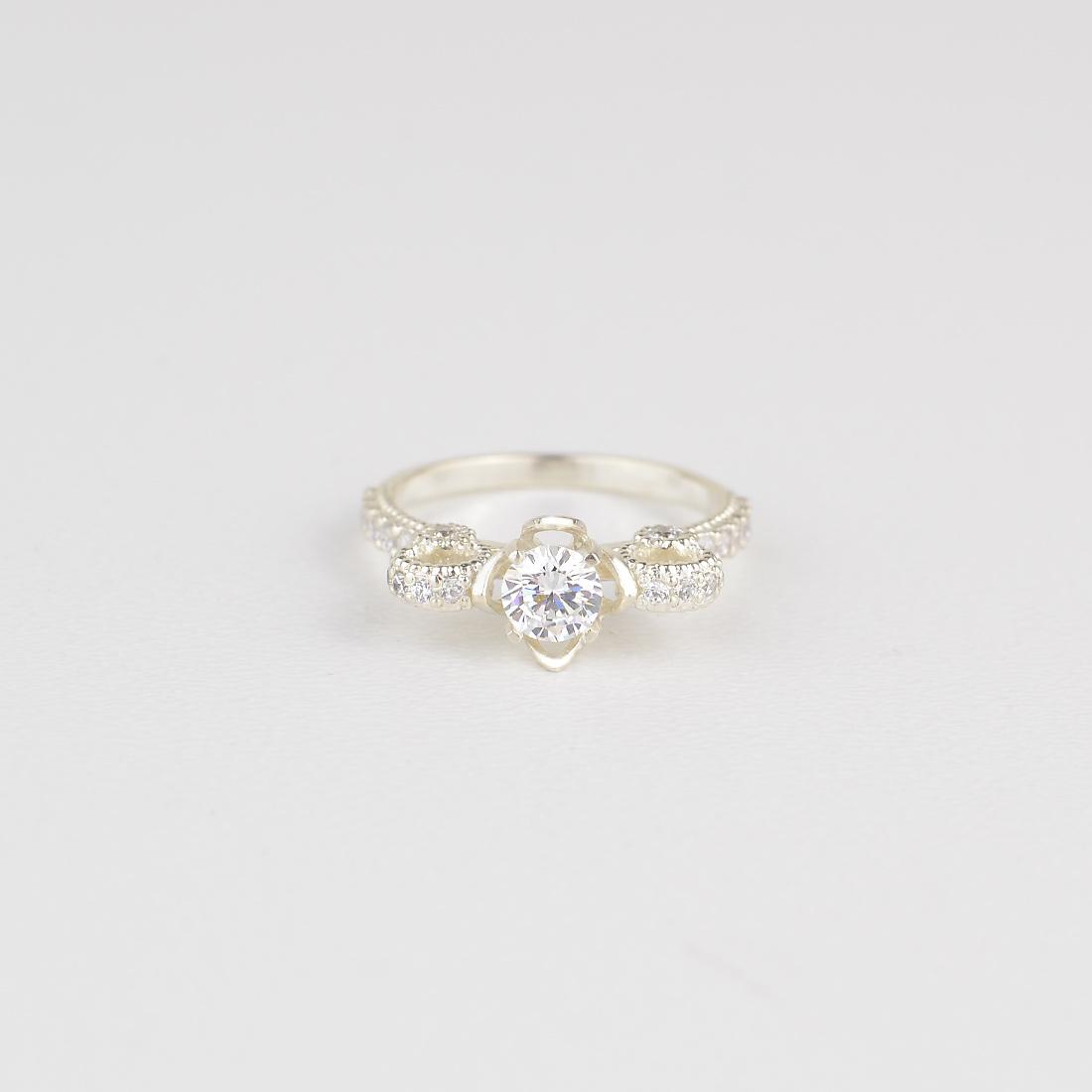 Кольцо женское из серебра 925 пробы со вставками кубическим цирконием 53-kr 16,5