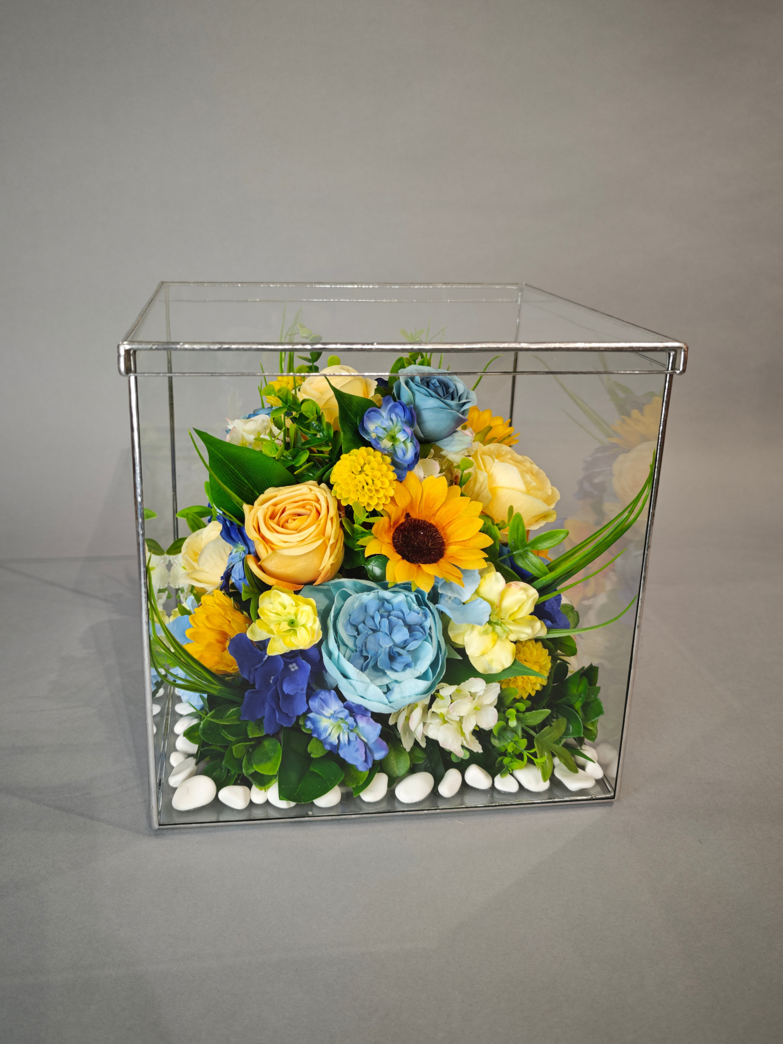 Искусственные цветы скорби С Украиной в сердце траурные ритуальные под стеклом куб 30х30 см