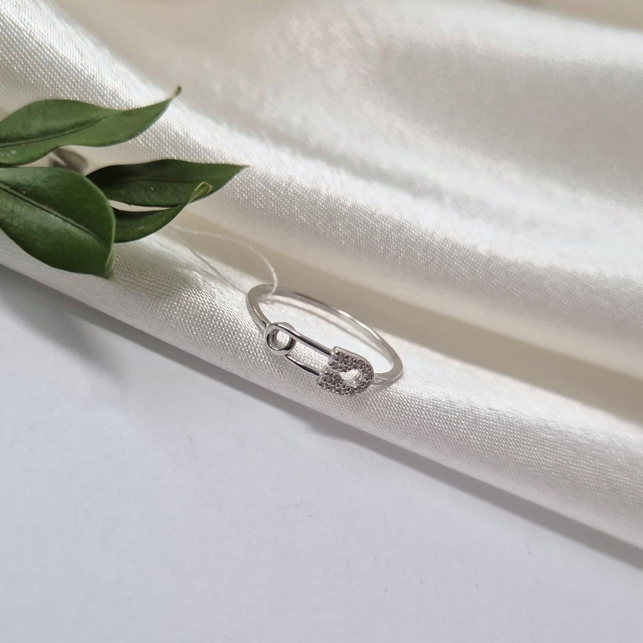 Каблучка булавка в білих каменях срібло 925 проби родоване 0,80 г р. 18 (4324р) - фото 6 Каблучка булавка в білих каменях срібло 925 проби родоване 0,80 г р. 18 (4324р) - фото 6