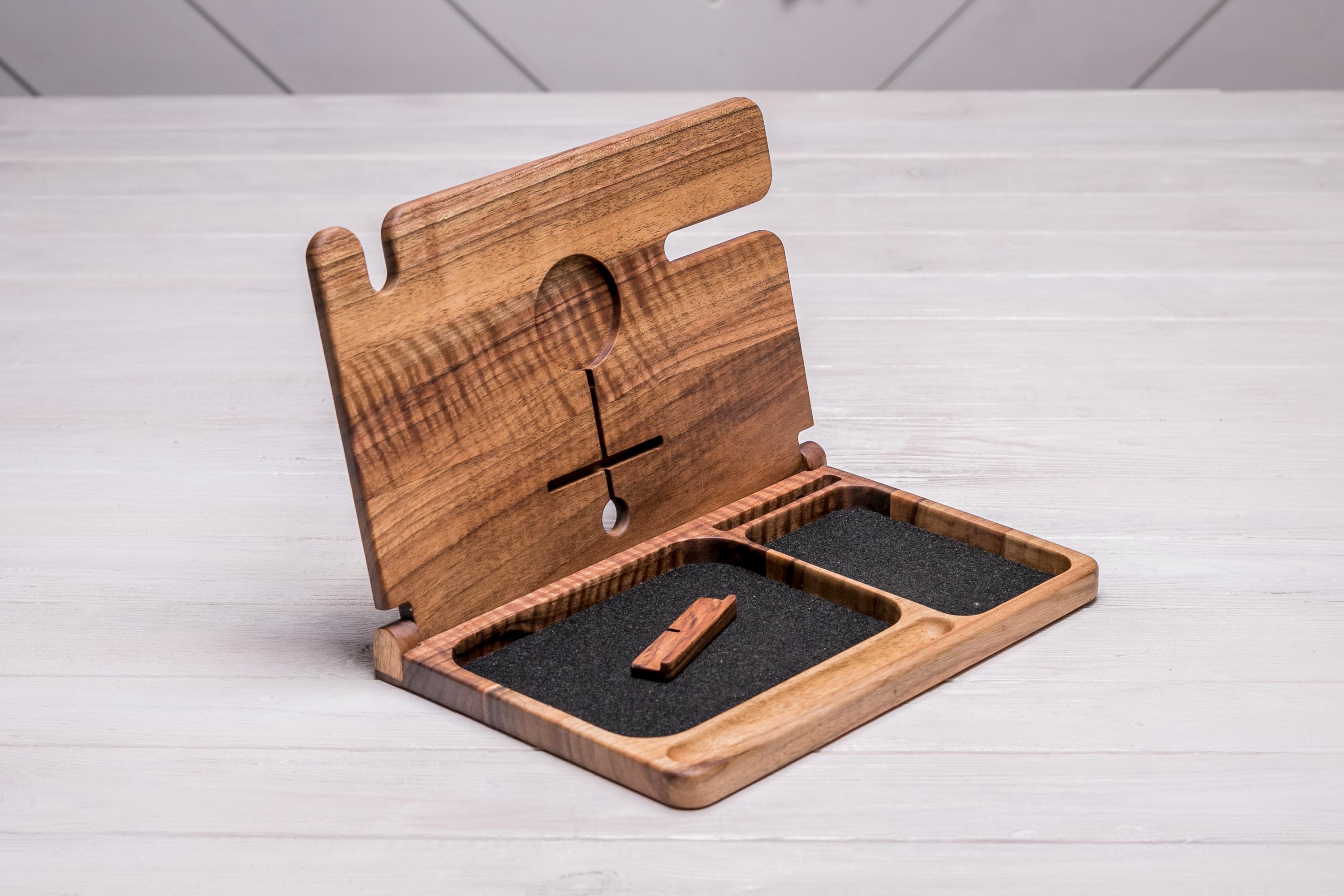 Настольная подставка - органайзер из дерева EcoWalnut для iPhone и часов iBook MagSafe (EW-39.6)