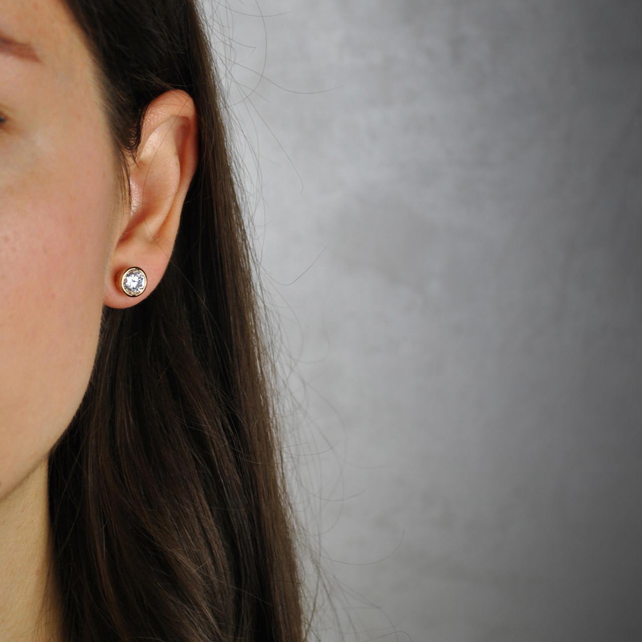 Сережки цвяшки фіаніт в оправі медична сталь позолота 8 мм (x004-2) - фото 2 Сережки цвяшки фіаніт в оправі медична сталь позолота 8 мм (x004-2) - фото 2