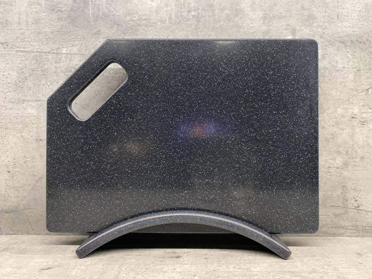 Доска кухонная Night Gleam на подставке из искусственного акрилового камня 350x250 мм (210) - фото 1 Доска кухонная Night Gleam на подставке из искусственного акрилового камня 350x250 мм (210) - фото 1