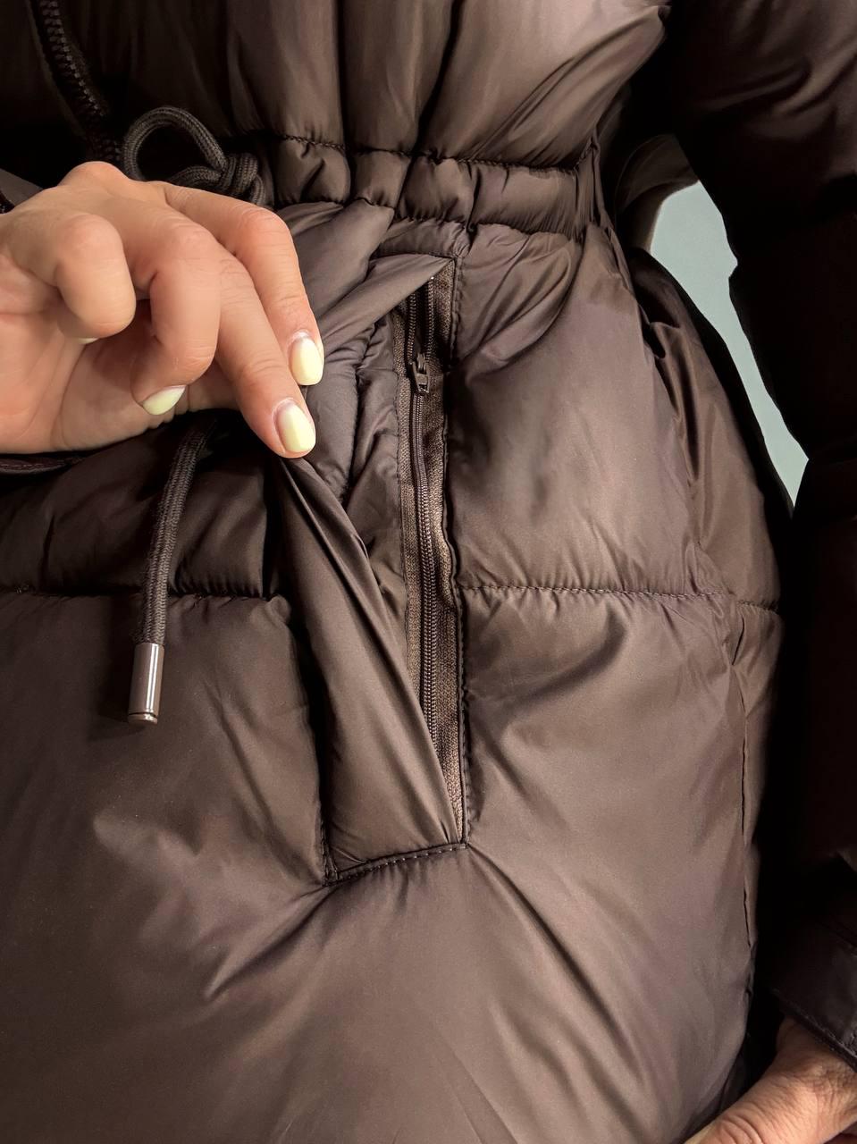 Куртка женская AN 9020-1 удлиненная с капюшоном и затяжкой талии р. 46 Коричневый - фото 8 Куртка женская AN 9020-1 удлиненная с капюшоном и затяжкой талии р. 46 Коричневый - фото 8