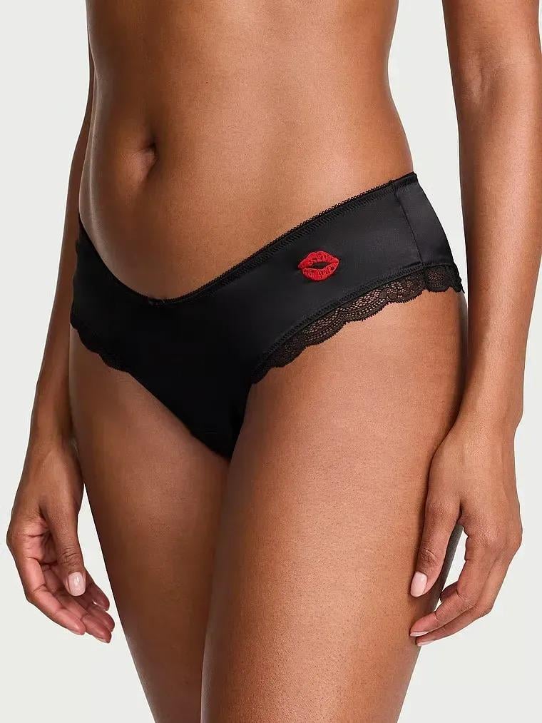 Трусики чики Victoria's Secret Tease Satin Kiss High-Leg Cheeky Panty M Черный (27253374) Трусики чики Victoria's Secret Tease Satin Kiss High-Leg Cheeky Panty M Черный (27253374)