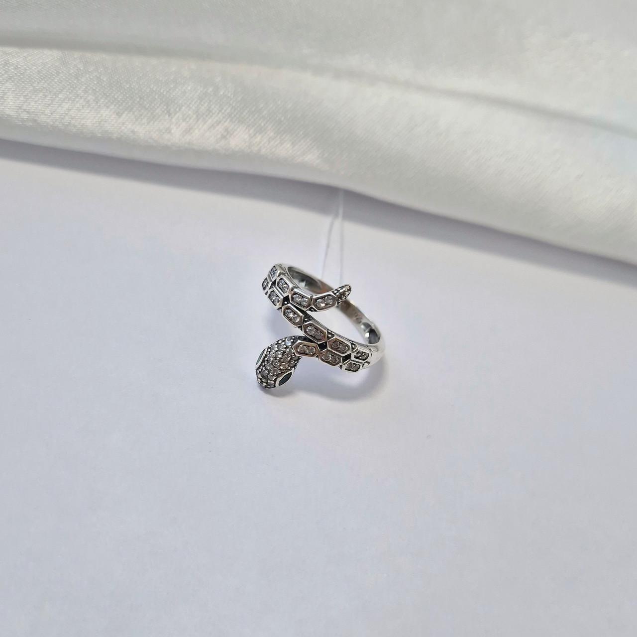 Кольцо змея с зелеными глазами серебро 925 пробы родированное 3,07 г р. 17 (6450р)