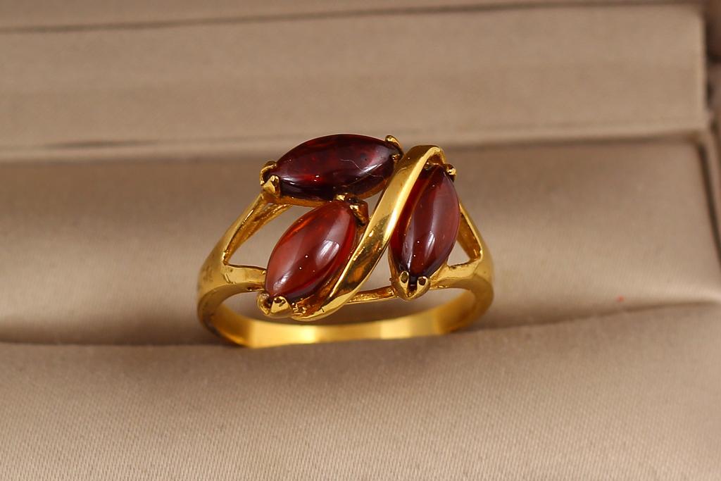 Кольцо Рис большой с натуральным гранатом р. 20 Золотистый (30077834)