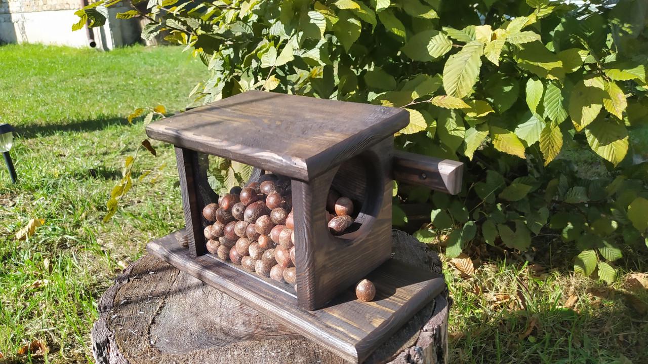 Кормушка для белок Гостинец из древесины Эбеновое дерево 35х20х16 см - фото 5 Кормушка для белок Гостинец из древесины Эбеновое дерево 35х20х16 см - фото 5