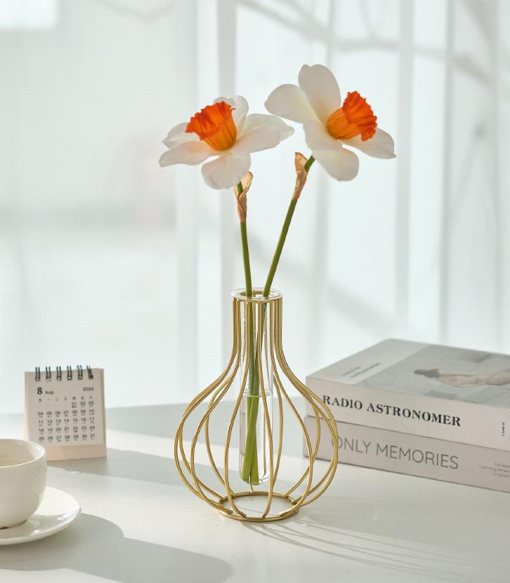 Ваза для квітів Gold 2 15050 3.5х12х15.5 см золота (5003211) - фото 5 Ваза для квітів Gold 2 15050 3.5х12х15.5 см золота (5003211) - фото 5