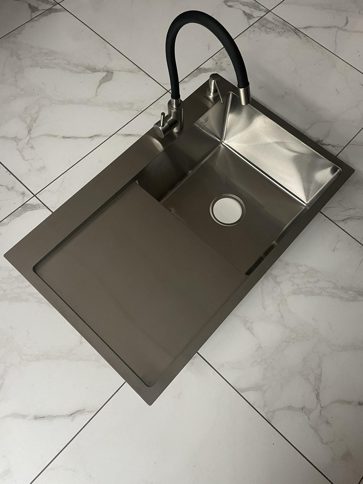 Мойка кухонная Lidz 7849BR правая Серый/смеситель-кран для кухни Aria 015F3 Черный - фото 6