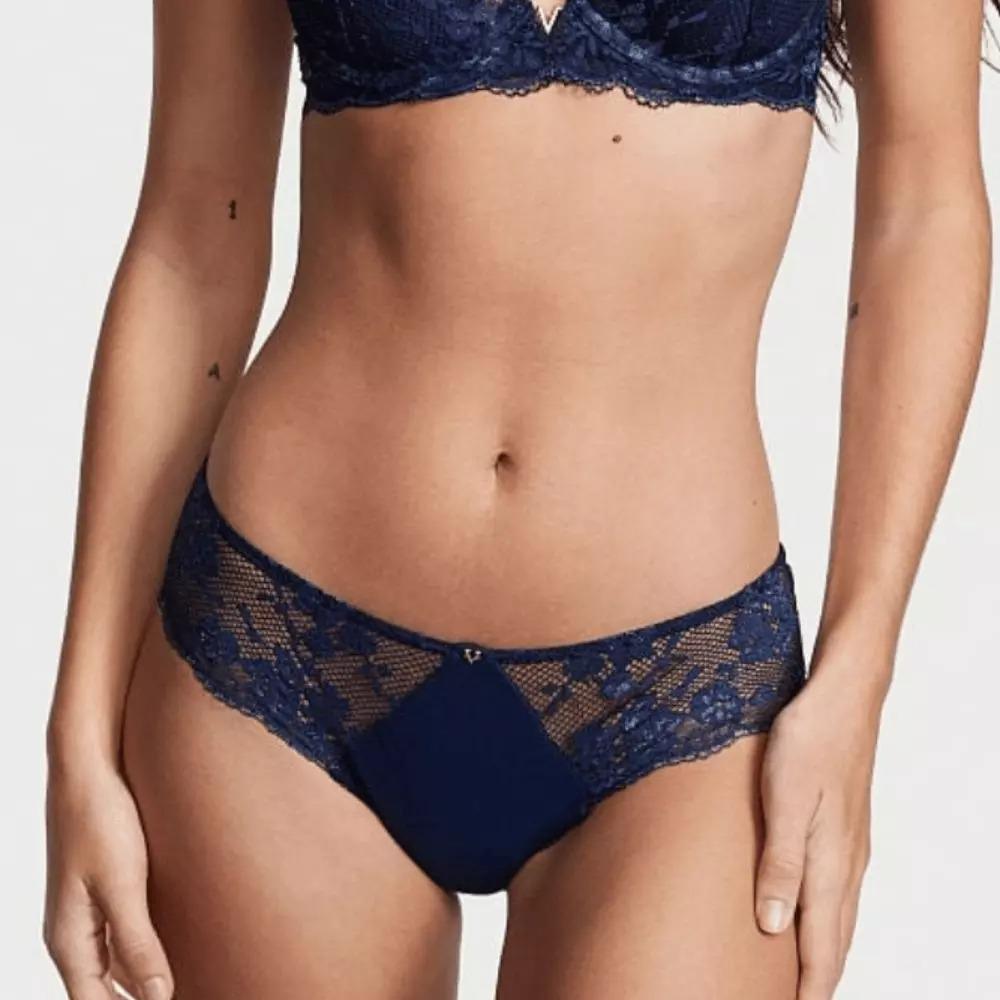 Трусики кружевные Victoria's Secret Cloud Lace Hiphugger Panty L Темно-синий (26675425)