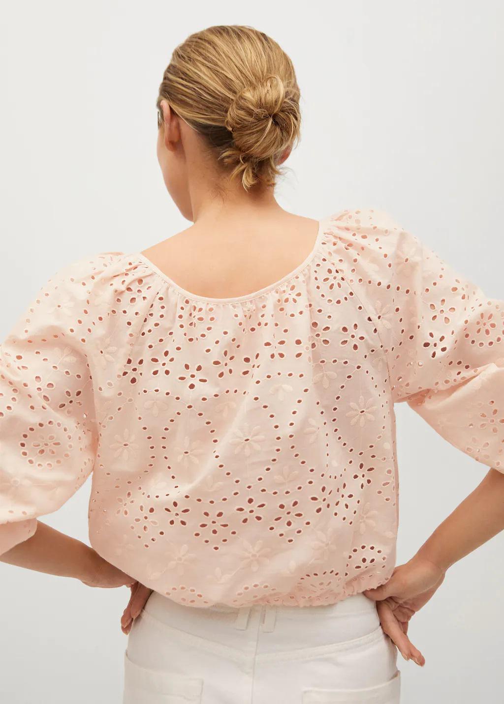 Блузка Mango с вышивкой S Пудровый (9828043) - фото 2 Блузка Mango с вышивкой S Пудровый (9828043) - фото 2