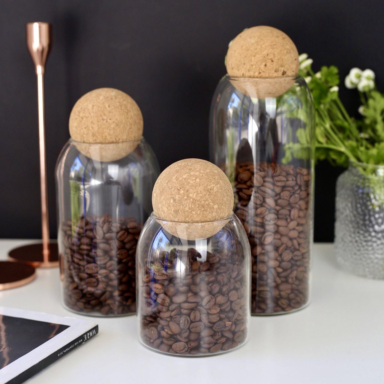Набор стеклянных емкостей с пробковой крышкой-шаром 3 шт. - фото 4 Набор стеклянных емкостей с пробковой крышкой-шаром 3 шт. - фото 4