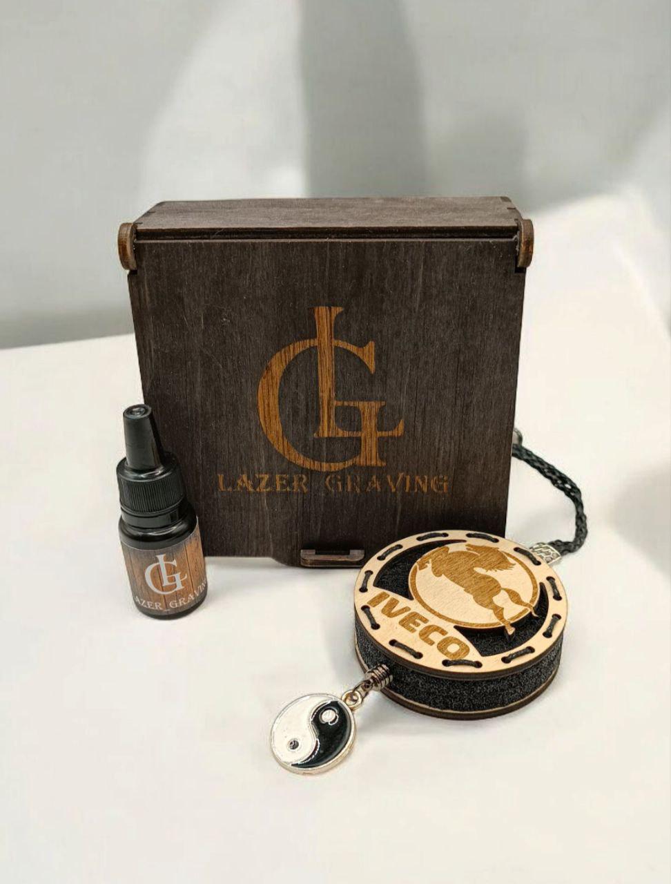 Ароматизатор для авто Iveco многоразовый из дерева/войлока и аромапарфюм 10 мл в подарочной коробке (117) Ароматизатор для авто Iveco многоразовый из дерева/войлока и аромапарфюм 10 мл в подарочной коробке (117)